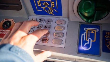 Что делать, если списали деньги, но банкомат их не выдал